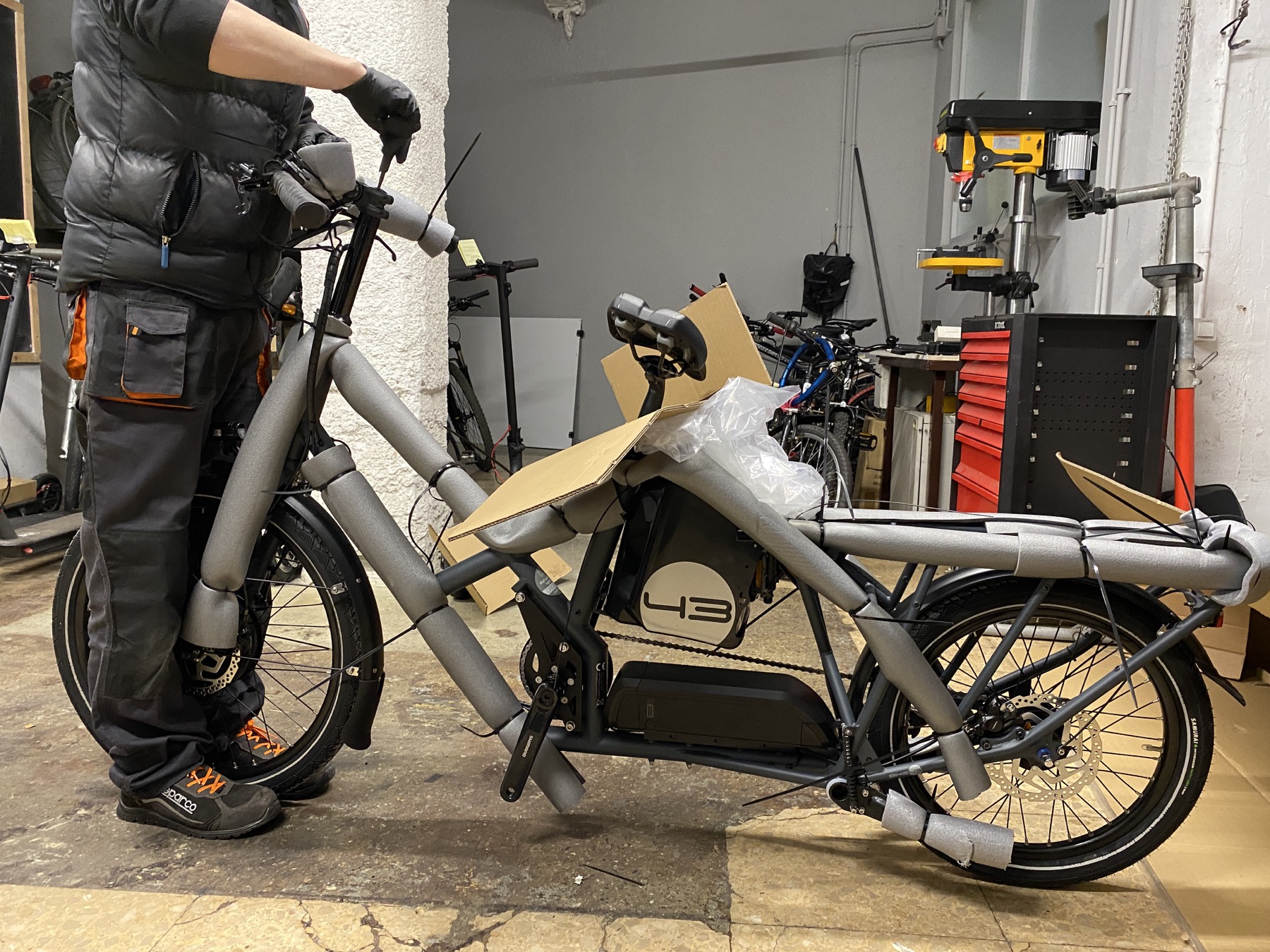 Montage d'un cargo bike dans l'atelier Happy Cargo Bike