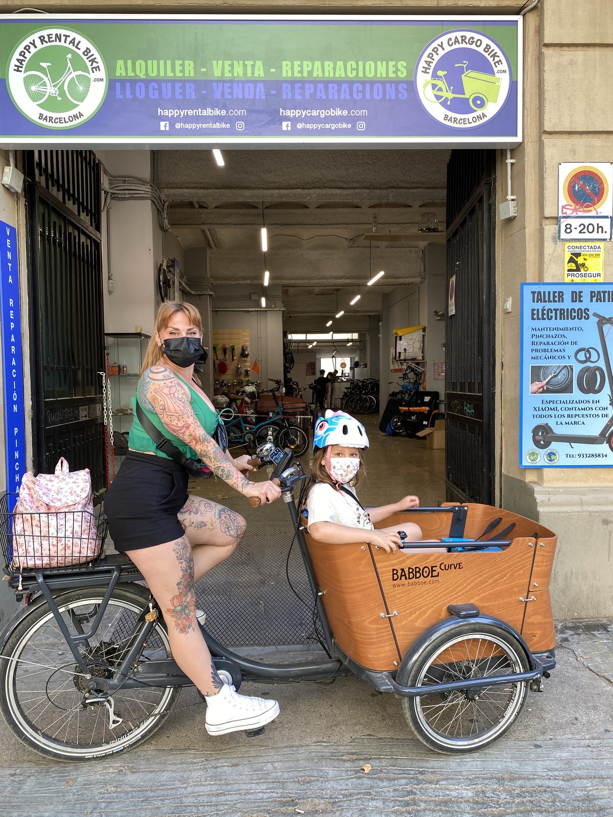 Clienta con su hija en una Babboe Curve delante de la tienda