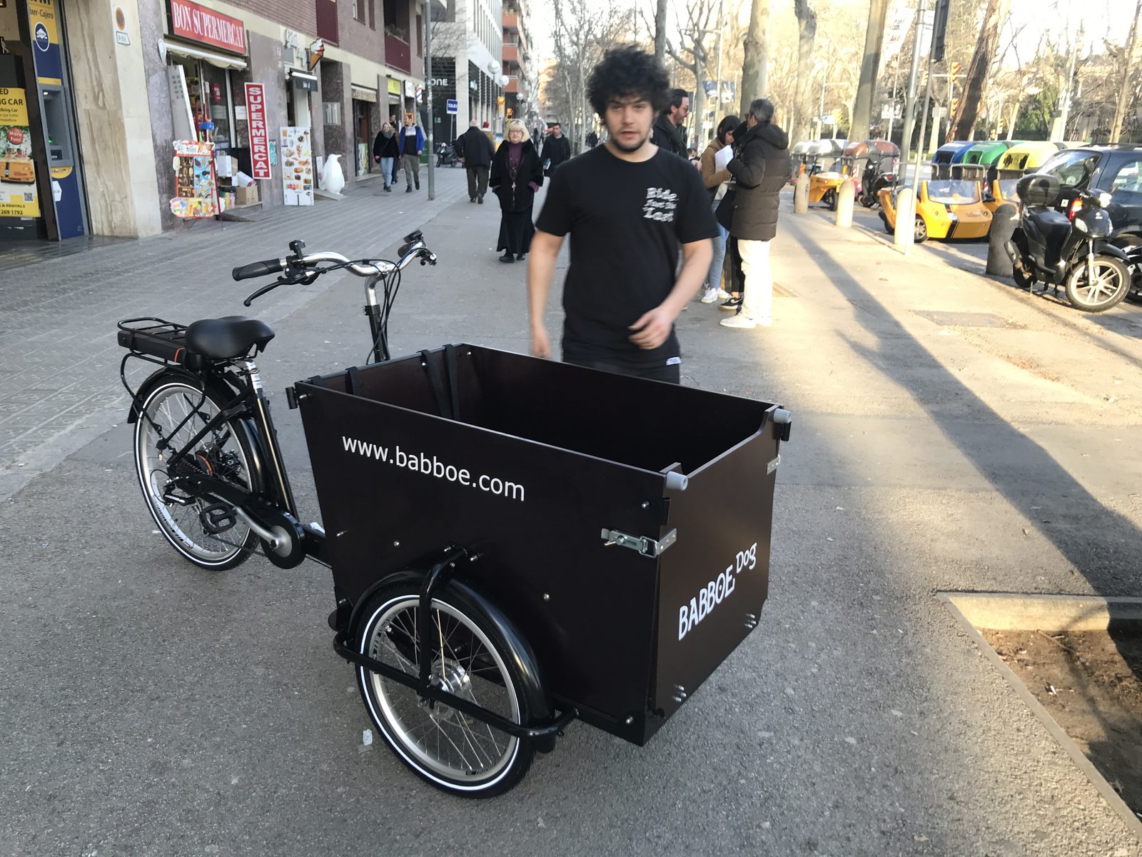Babboe Dog completa, lista para rodar, por las calles de Barcelona